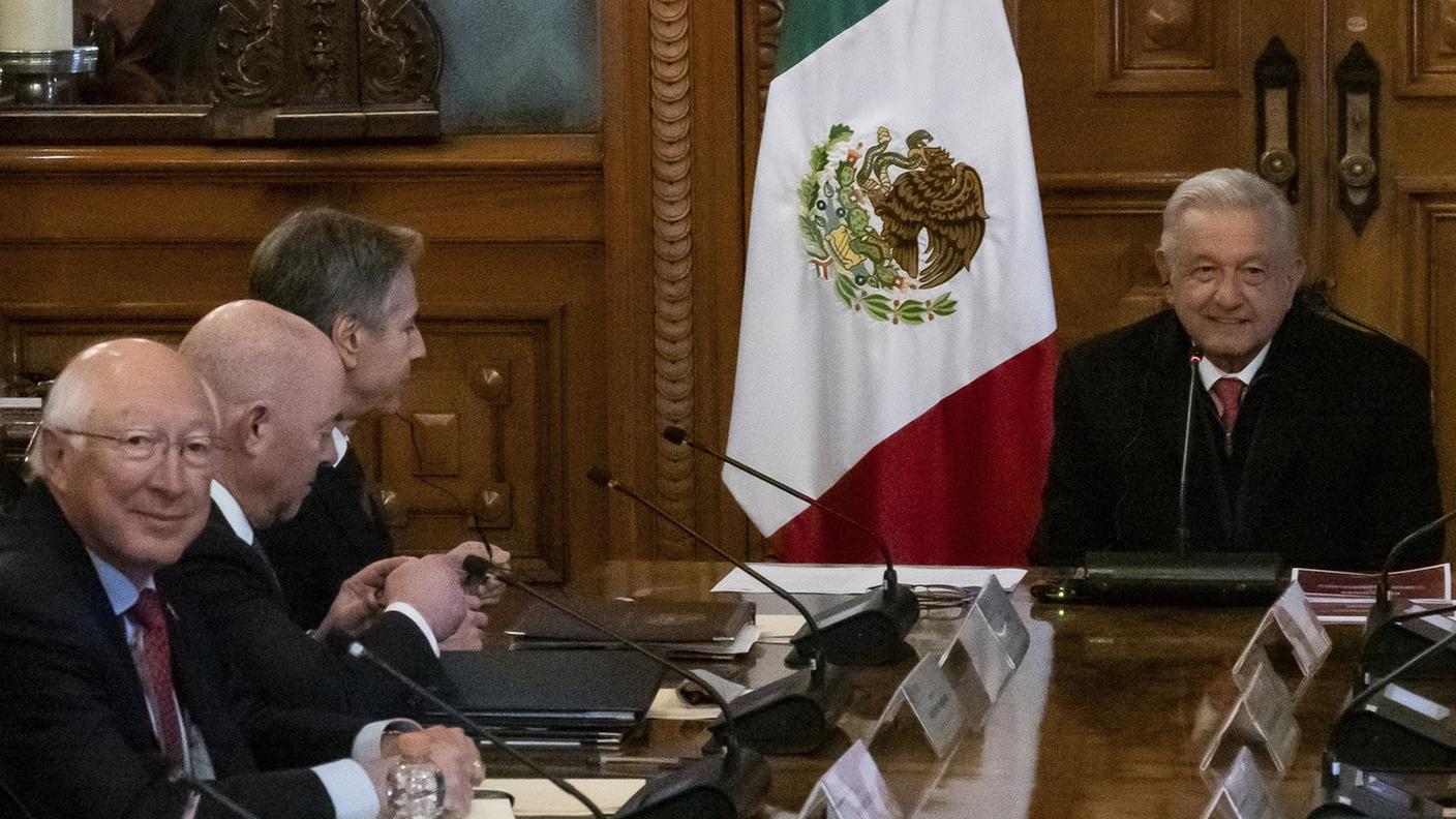 Il presidente messicano Obrador e il segretario di Stato USA Blinken, il primo alla sua destra mercoledì sera