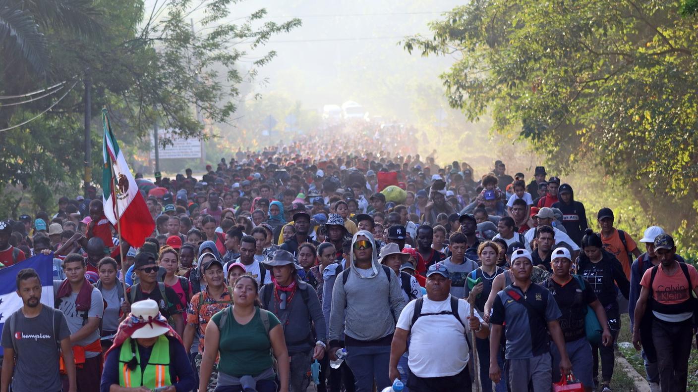 Oltre 6'000 migranti stanno marciando dal sud del Messico agli Stati Uniti