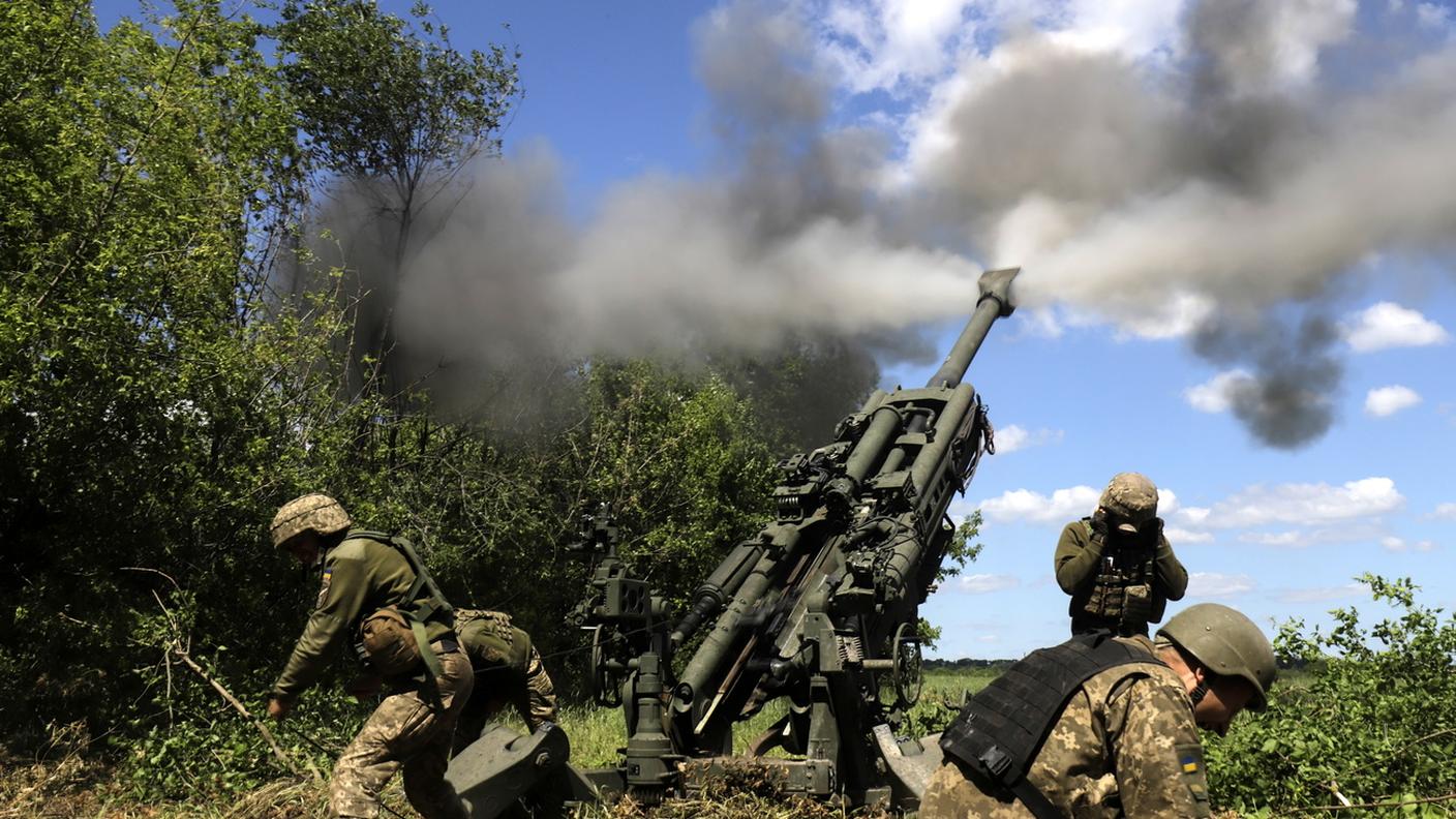 Gli obici americani M777 da 155 mm sono tra i più usati dall'artiglieria ucraina su vari fronti: qui siamo nel Donbass a giugno