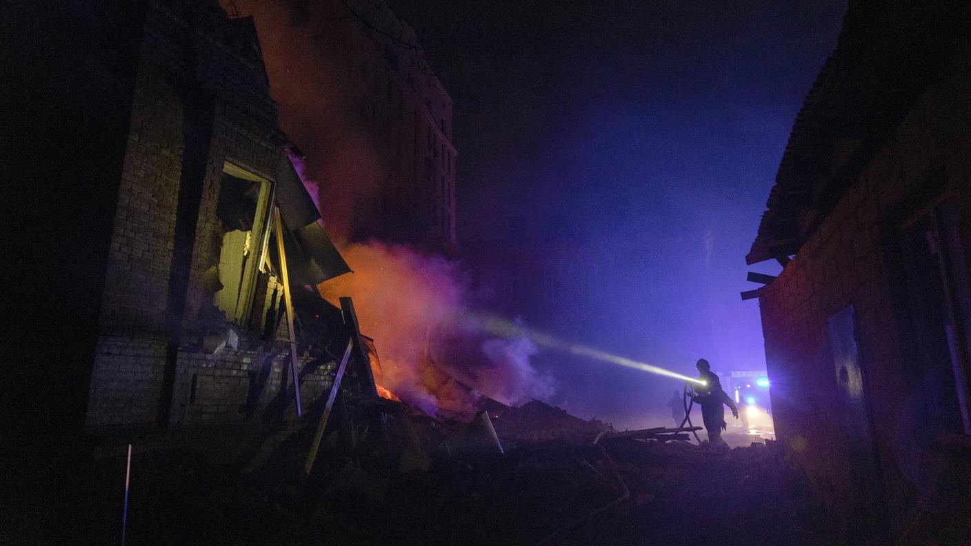 Soccorritori ucraini al lavoro a Kharkiv