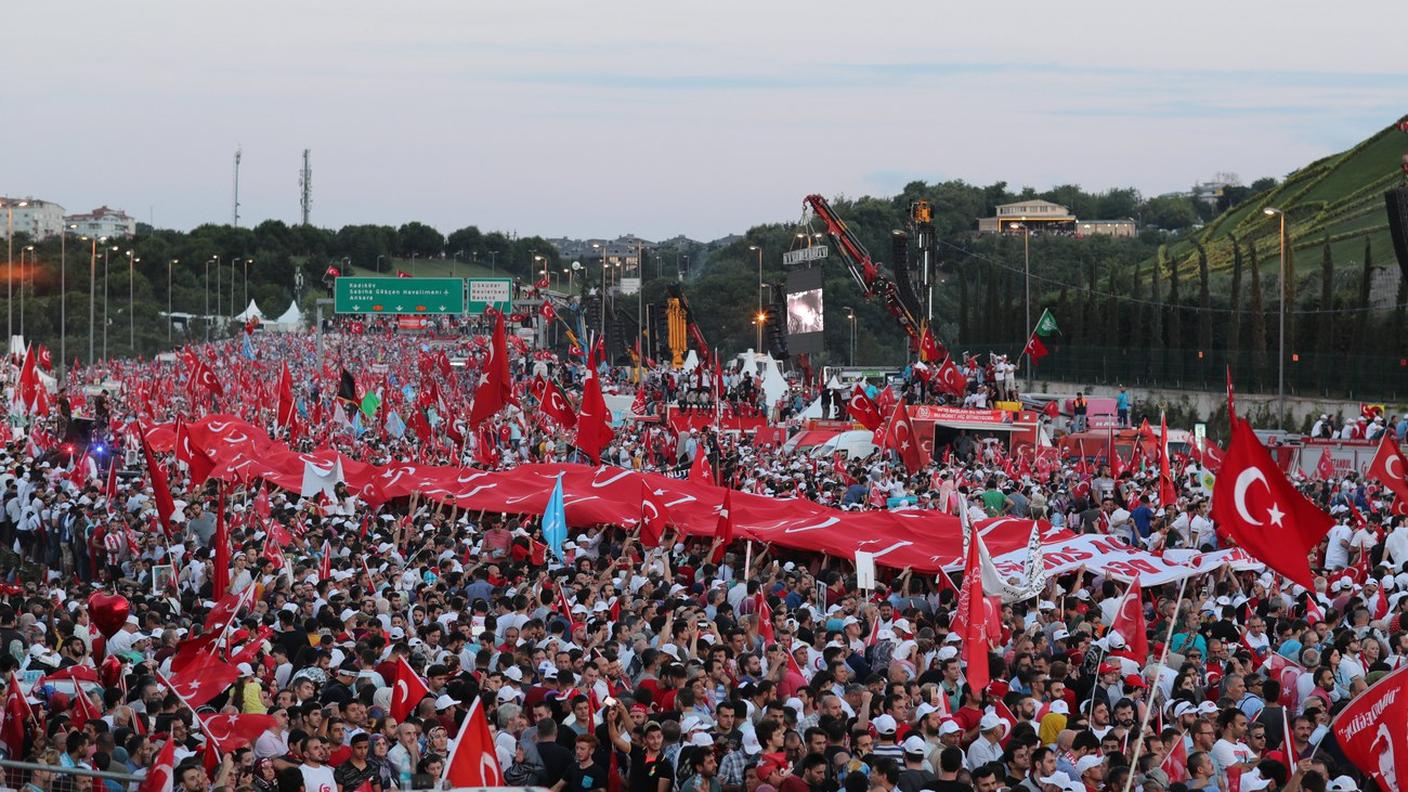 Una folla ha invaso le strade