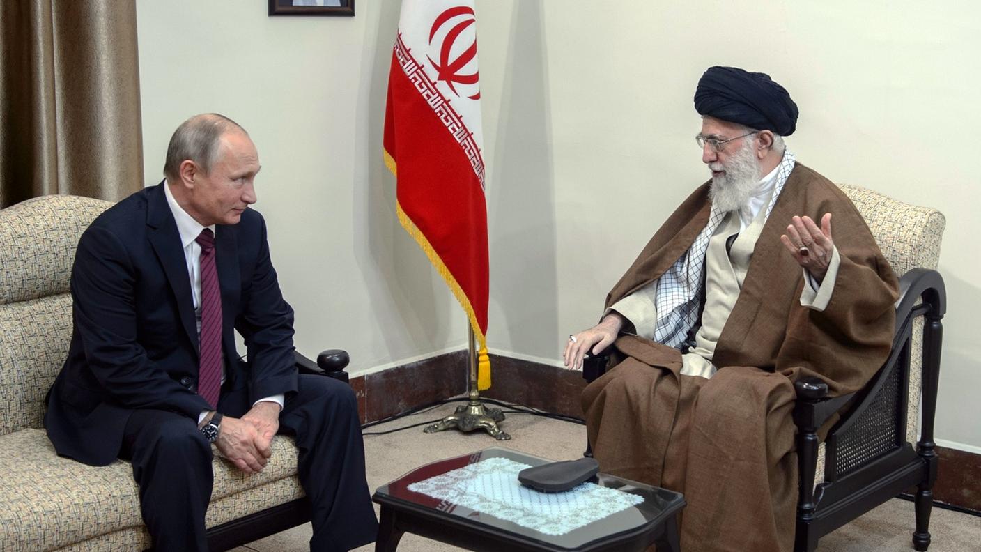 Il presidente russo Vladimir Putin e la guida suprema dell'Iran, ayatollah Ali Khamenei a Teheran nel novembre del 2017