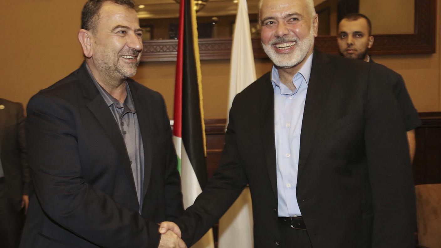 Al Arouri (a sinistra) con il capo politico di Hamas, Ismail Haniyeh