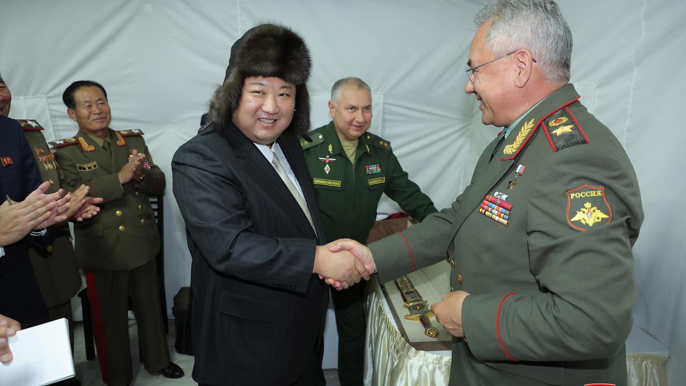 Kim Jong-un salutato dal ministro della Difesa russo Sergej Shoigu nel settembre scorso in un poligono militare di Vladivostok