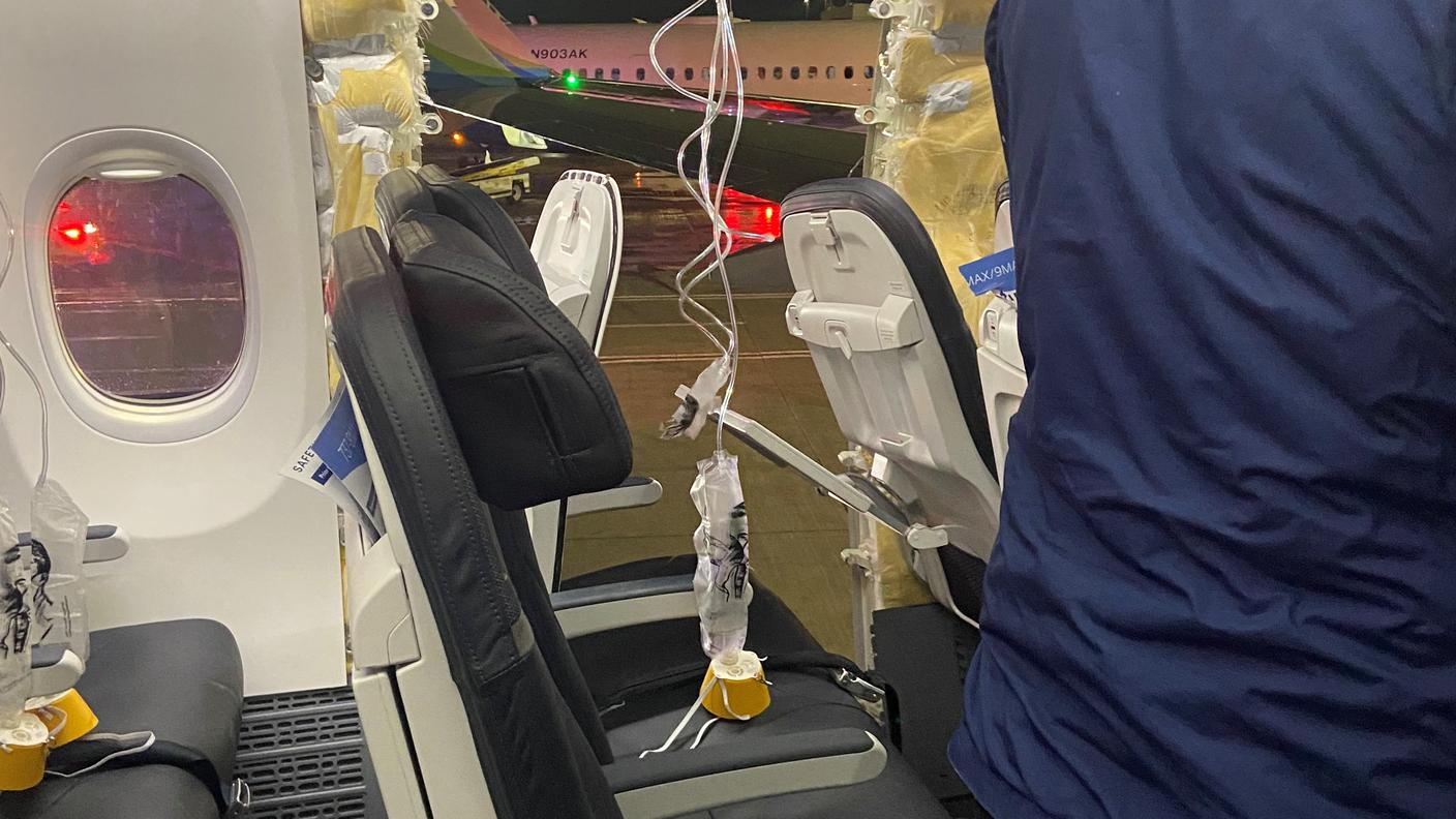 Lo squarcio provocato dallo scoppio di un finestrino sul Boeing 737-9 dell'Alaska Airlines