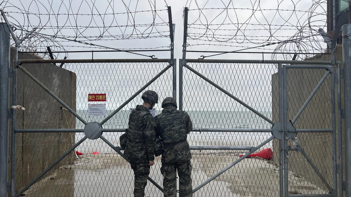 Soldati della Corea del Sud sorvegliano il mare sull'isola di Yeonpyeong
