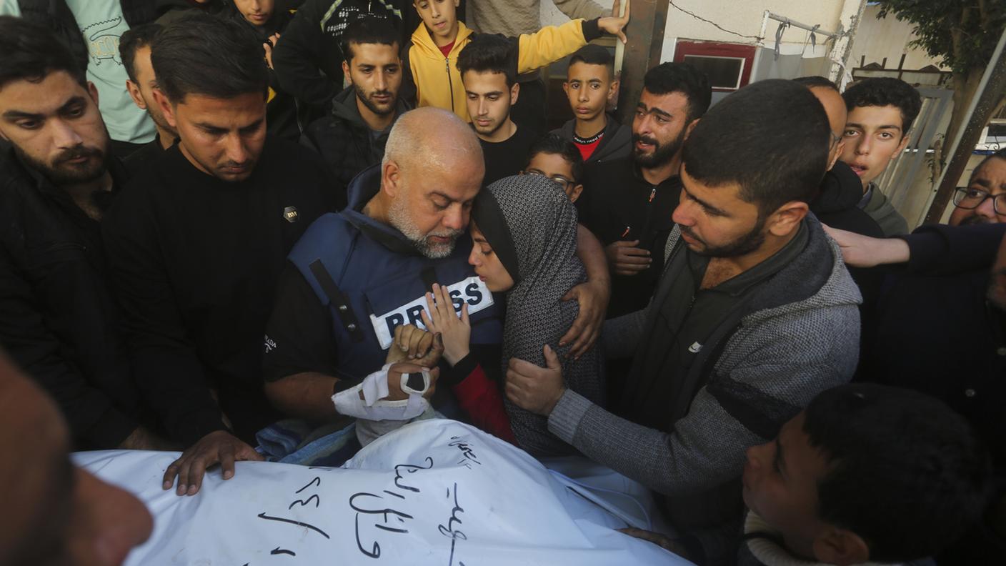 Il giornalista di Al Jazeera, Wael Dahdouh, tiene la mano del figlio Hamza, ucciso in un raid israeliano a Rafah, nella Striscia di Gaza, il 7 gennaio 2024. Dahdouh aveva già perso la moglie, altri due figli e un nipote all'inizio della guerra e fu quasi ucciso lui stesso