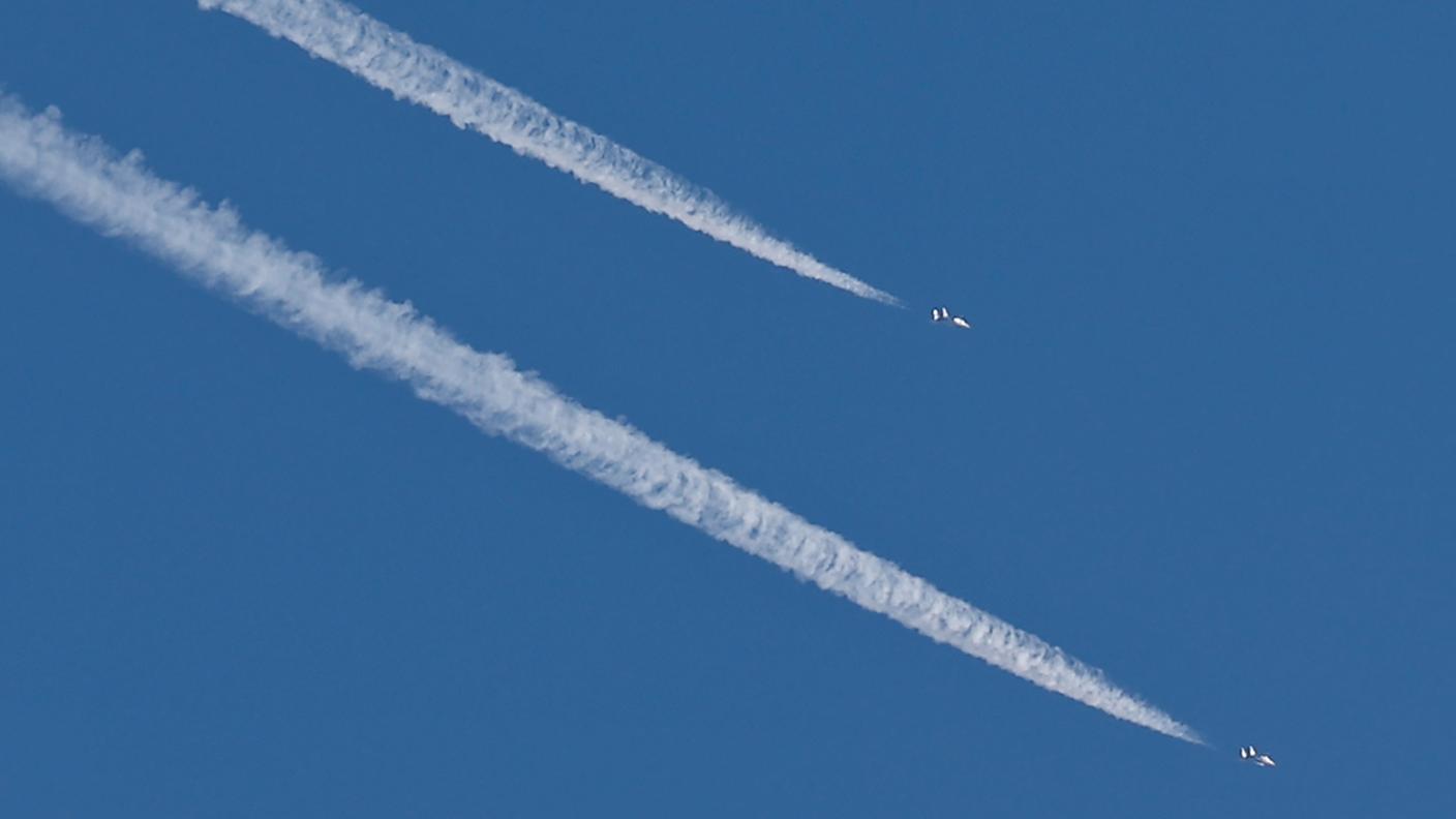 Due caccia israeliani in azione nell'area di confine fra il Libano e lo Stato ebraico: più di 130 miliziani di Hezbollah sono stati finora uccisi dai bombardamenti