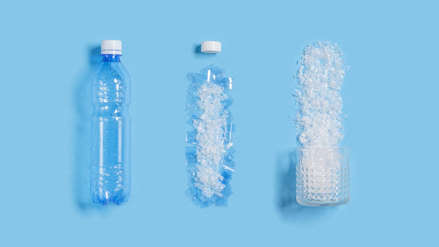La plastica finirebbe nell’acqua quando la bottiglia viene schiacciata o esposta al calore, o anche quando il tappo viene aperto e chiuso