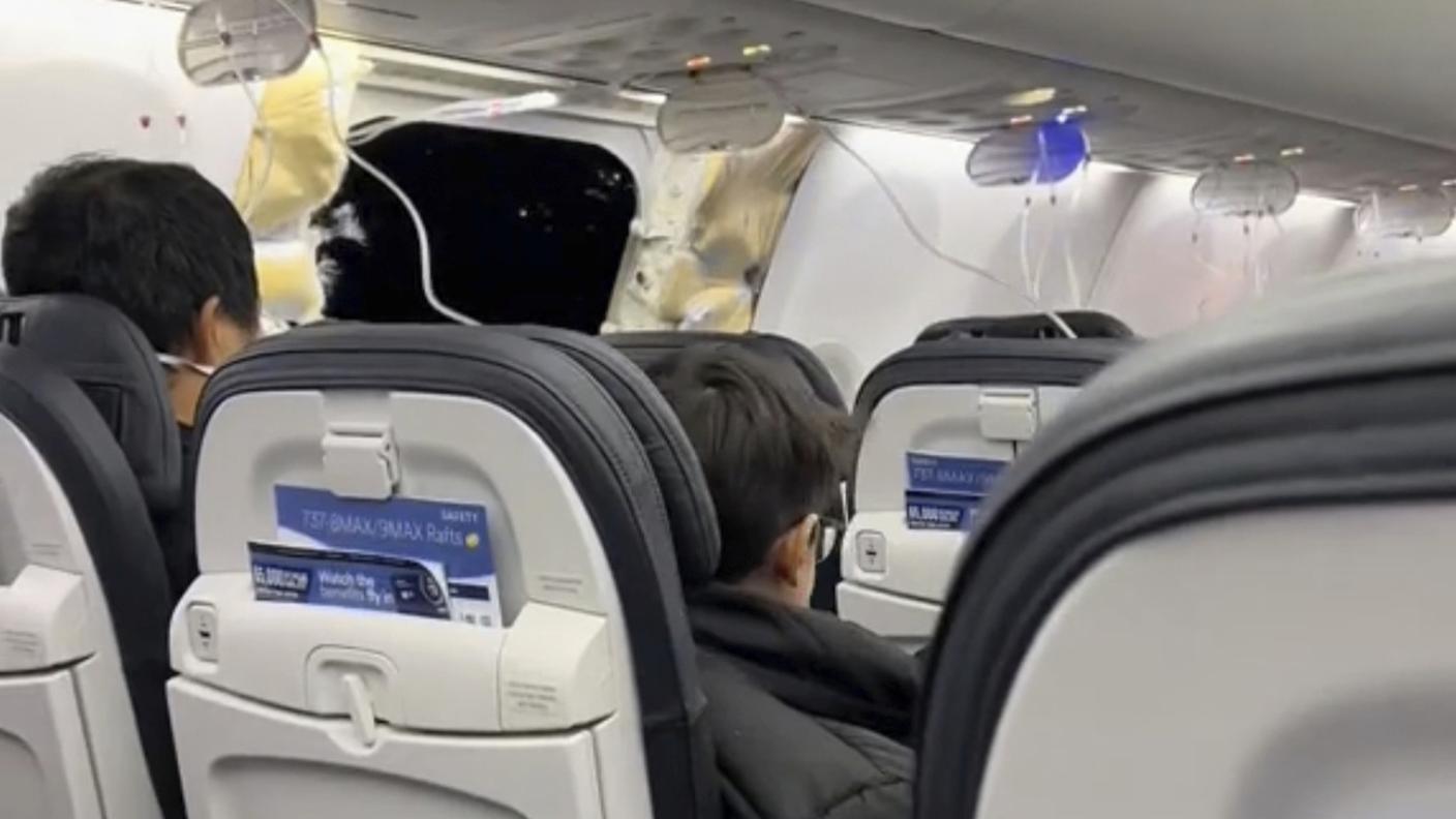 Il portellone del Boeing 737 Max di Alaska Airlines si è staccato dopo il decollo da Portland venerdì
