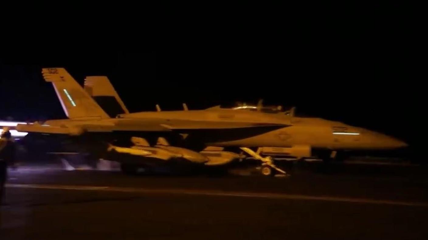 Un aereo americano EA-18G decolla dalla portaerei USA Eisenhower diretto verso lo Yemen