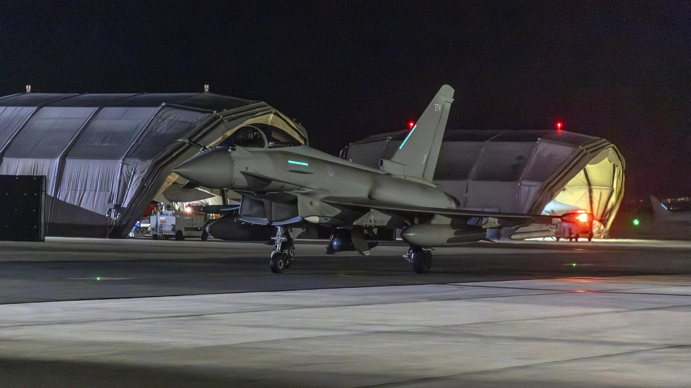 Un aereo da combattimento Typhoon della RAF si prepara al decollo verso lo Yemen da una base a Cipro