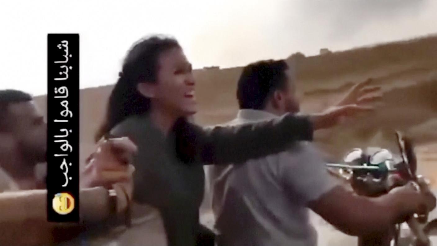 La giovane Noa Argamani nel video che la ritrae rapita da Hamas il 7 ottobre 2023