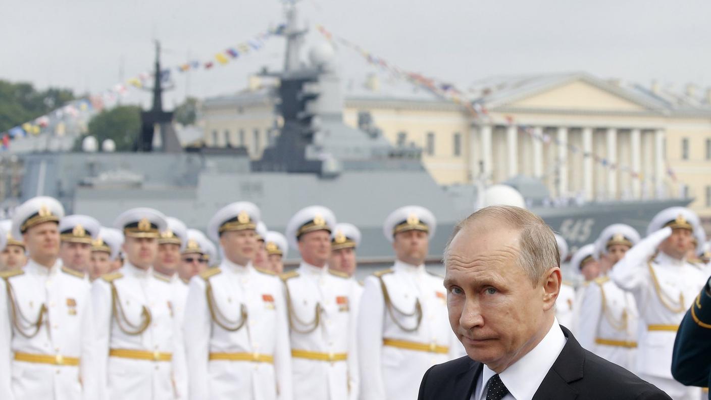 Putin alla parata della marina militare a San Pietroburgo