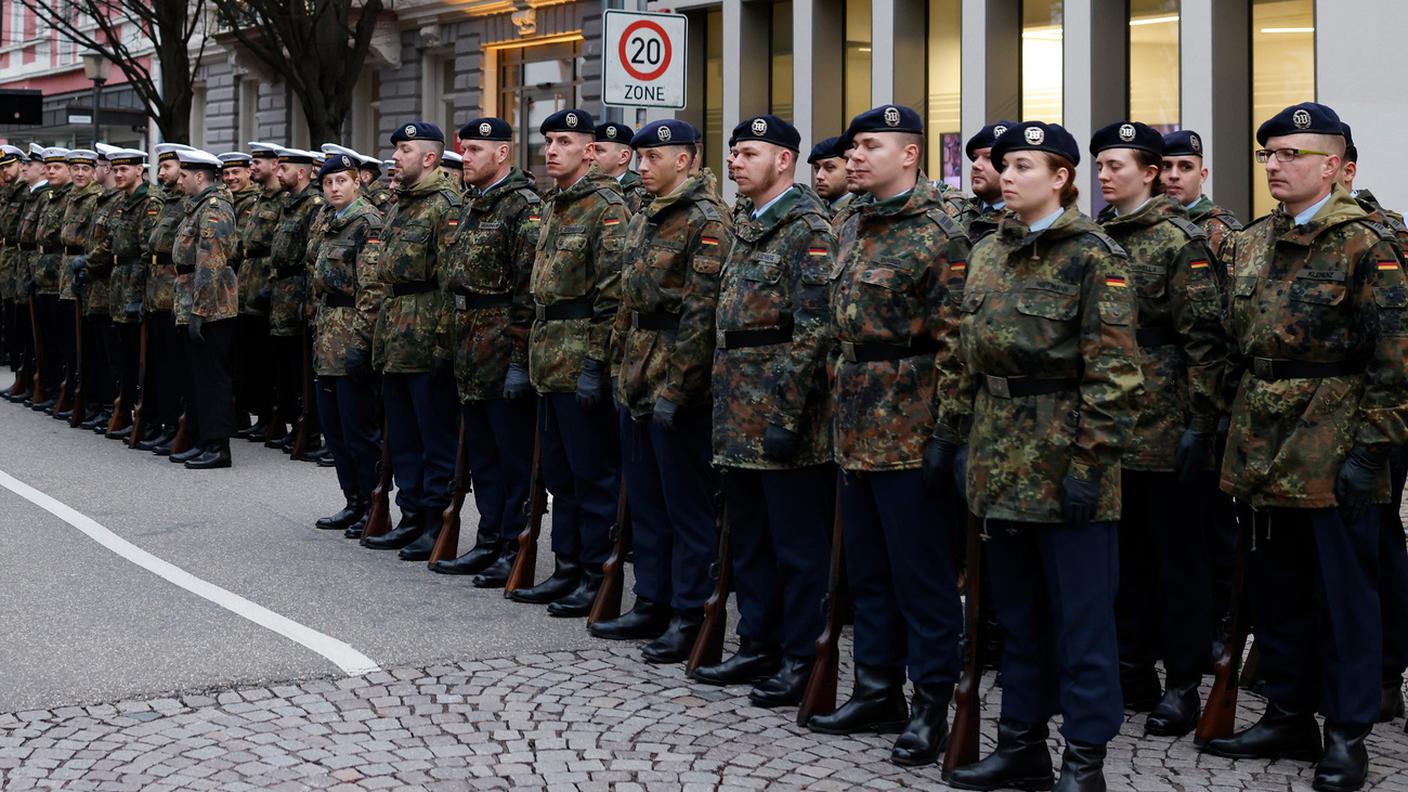 In Germania da tempo si discute di strategie per reclutare più soldati, tra cui anche un eventuale ritorno del servizio militare obbligatorio, sospeso dal 2011