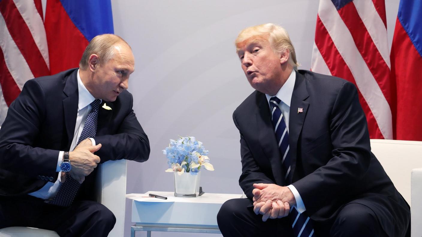 Il presidente russo Vladimir Putin accanto a quello statunitense Donald Trump