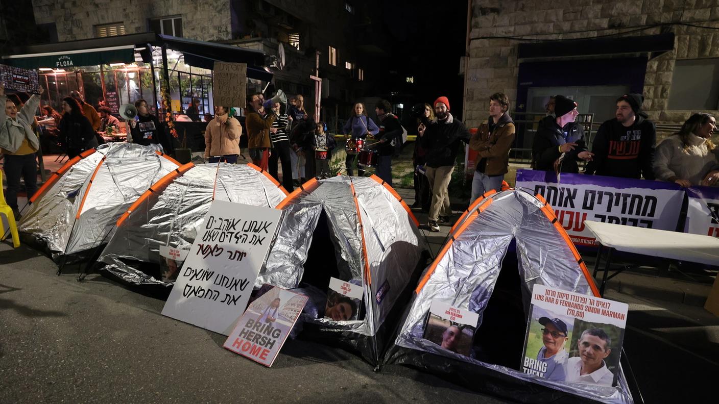 Le tende erette dai familiari degli ostaggi prigionieri di Hamas davanti a casa Netanyahu a Gerusalemme