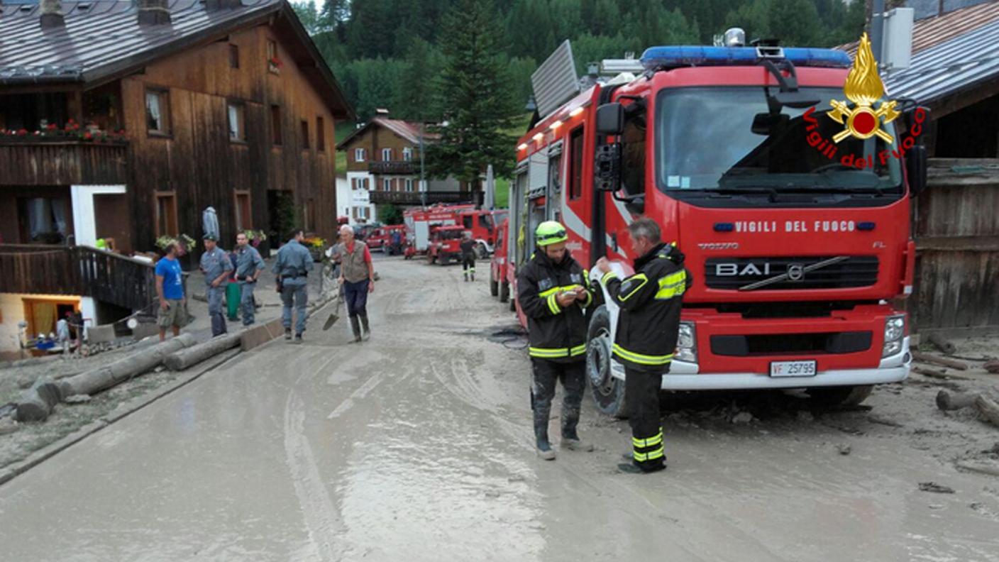 I pompieri intervenuti a Cortina dopo l'improvviso quanto violento acquazzone