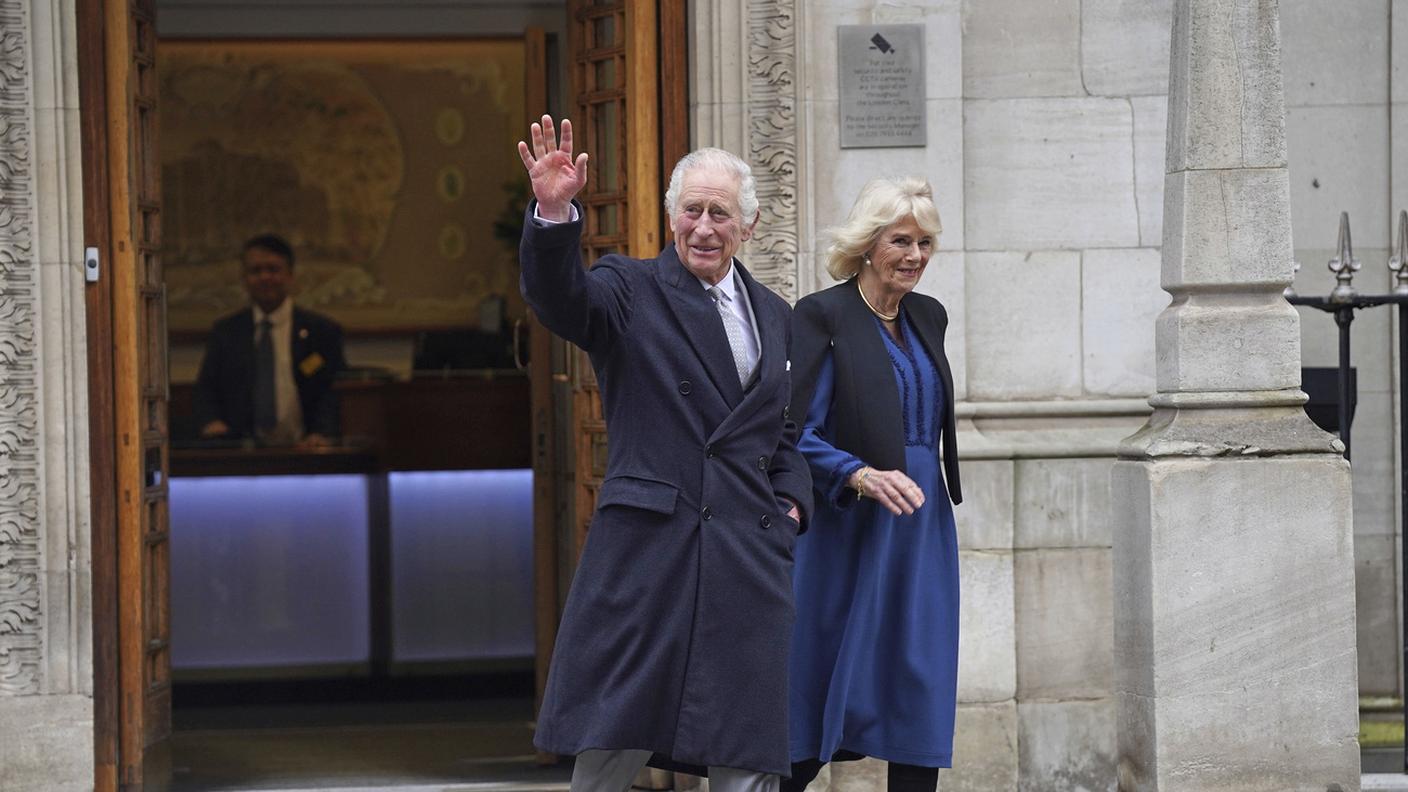 Il Re Carlo III che lascia la London Clinic accompagnato dalla Regina Camilla