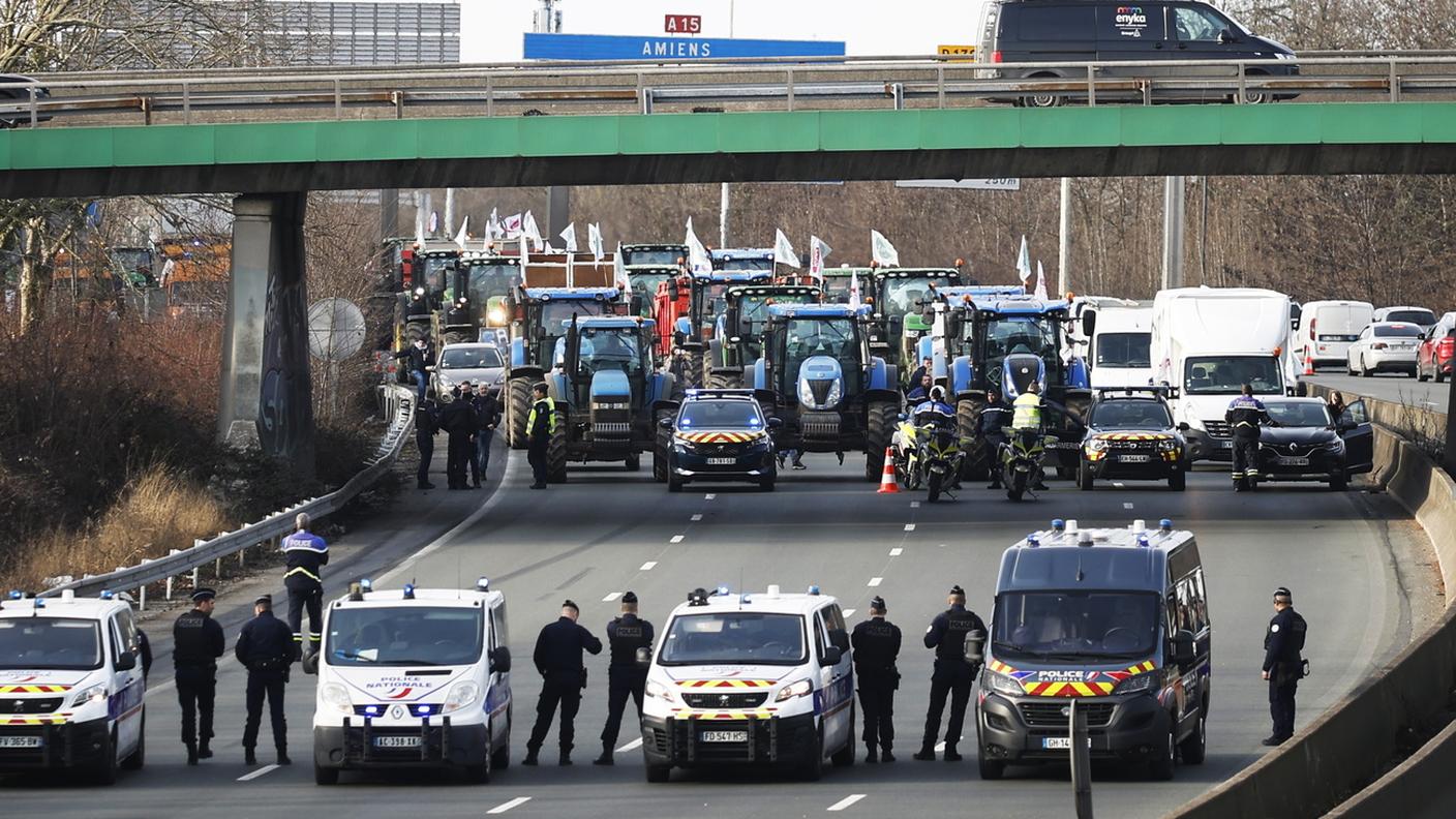 La polizia francese sorveglia, lunedì 29 gennaio, la marcia degli agricoltori sull'A15 nei pressi di Argenteuil (Val-d'Oise)