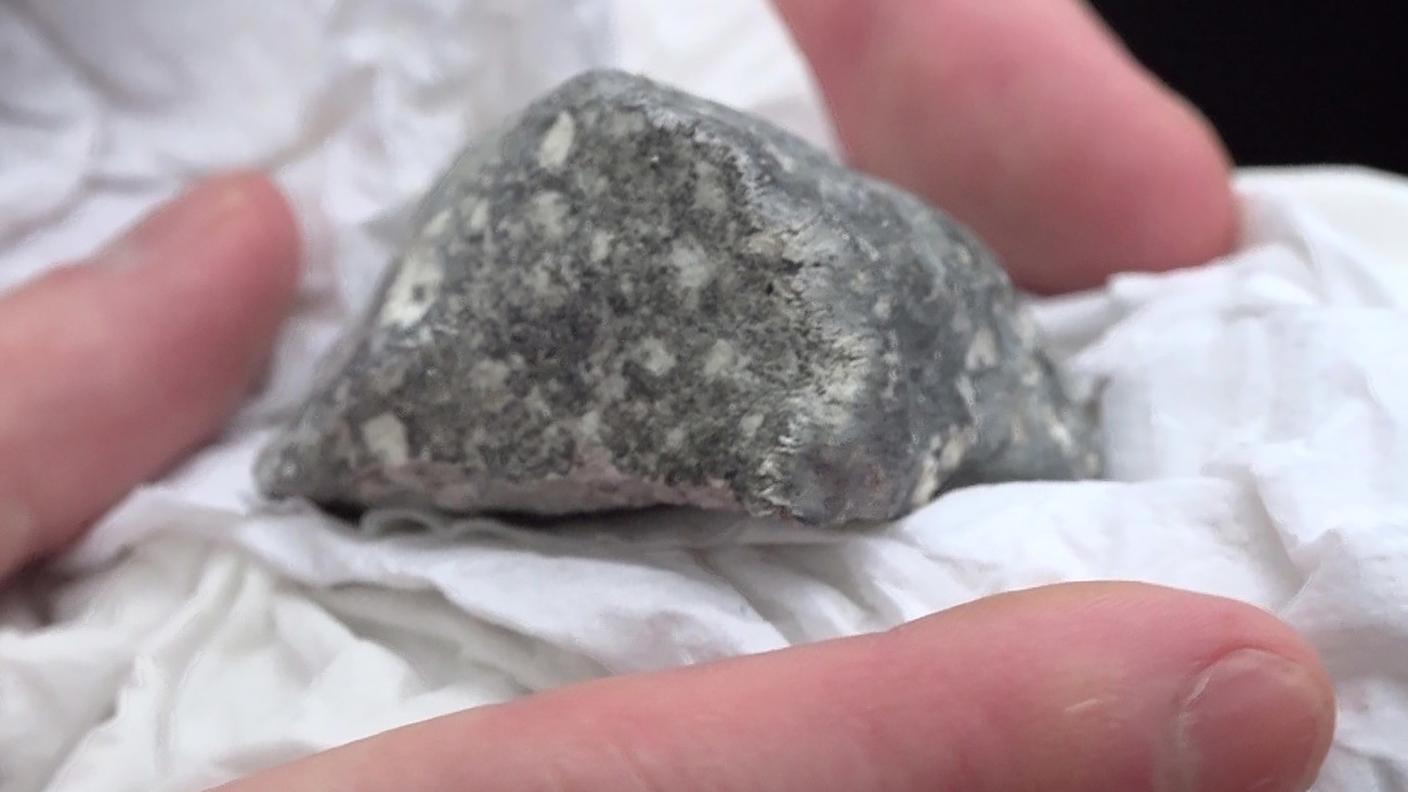 Uno dei presunti frammenti di meteorite trovato negli scorsi giorni in Germania