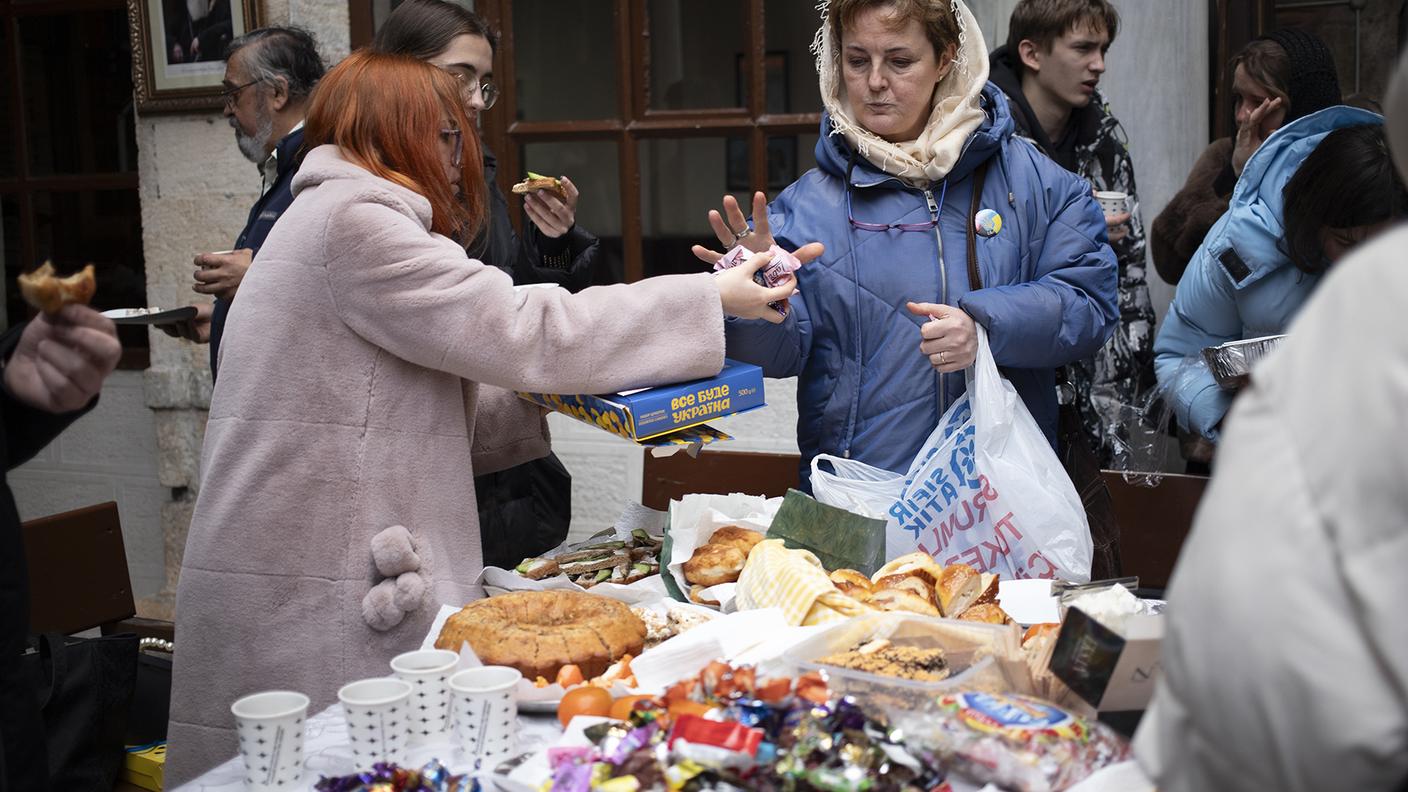 Dopo la messa domenicale la comunità si riunisce nel sagrato della chiesa per fare
colazione