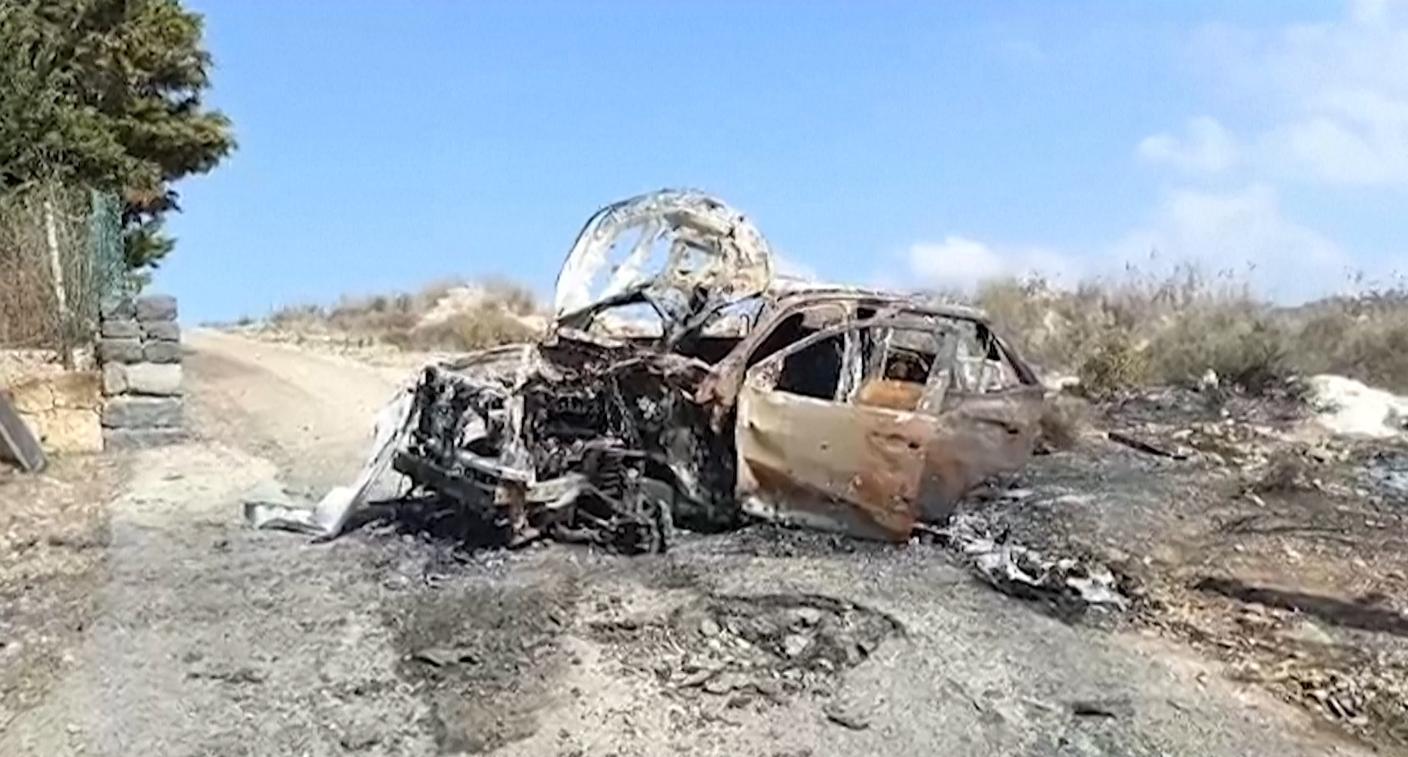Un'auto distrutta dal bombardamento nel quale è rimasta ferita Christina Assi