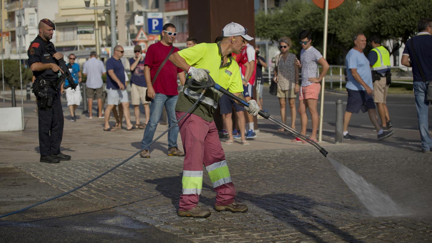 Sorveglianza e pulizia nel luogo della sparatoria di Cambrils