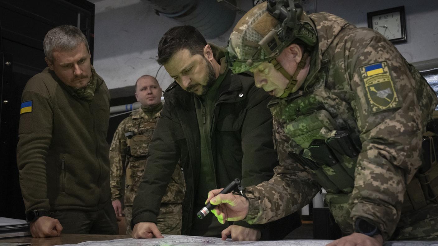 Il presidente Zelensky qui fotografato con, a destra, il generale Oleksandr Syrsky