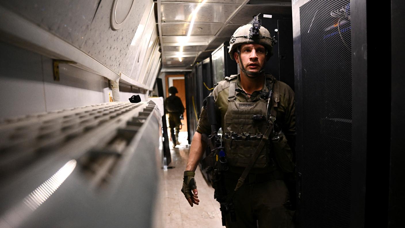 Un soldato israeliano nel tunnel descritto come centrale operativa di Hamas sotto la sede dell'UNRWA. Come condizione per dare accesso ai giornalisti, l'esercito israeliano ha potuto visionare le foto, ma non sono state modificate o rimosse (nota della Reuters)