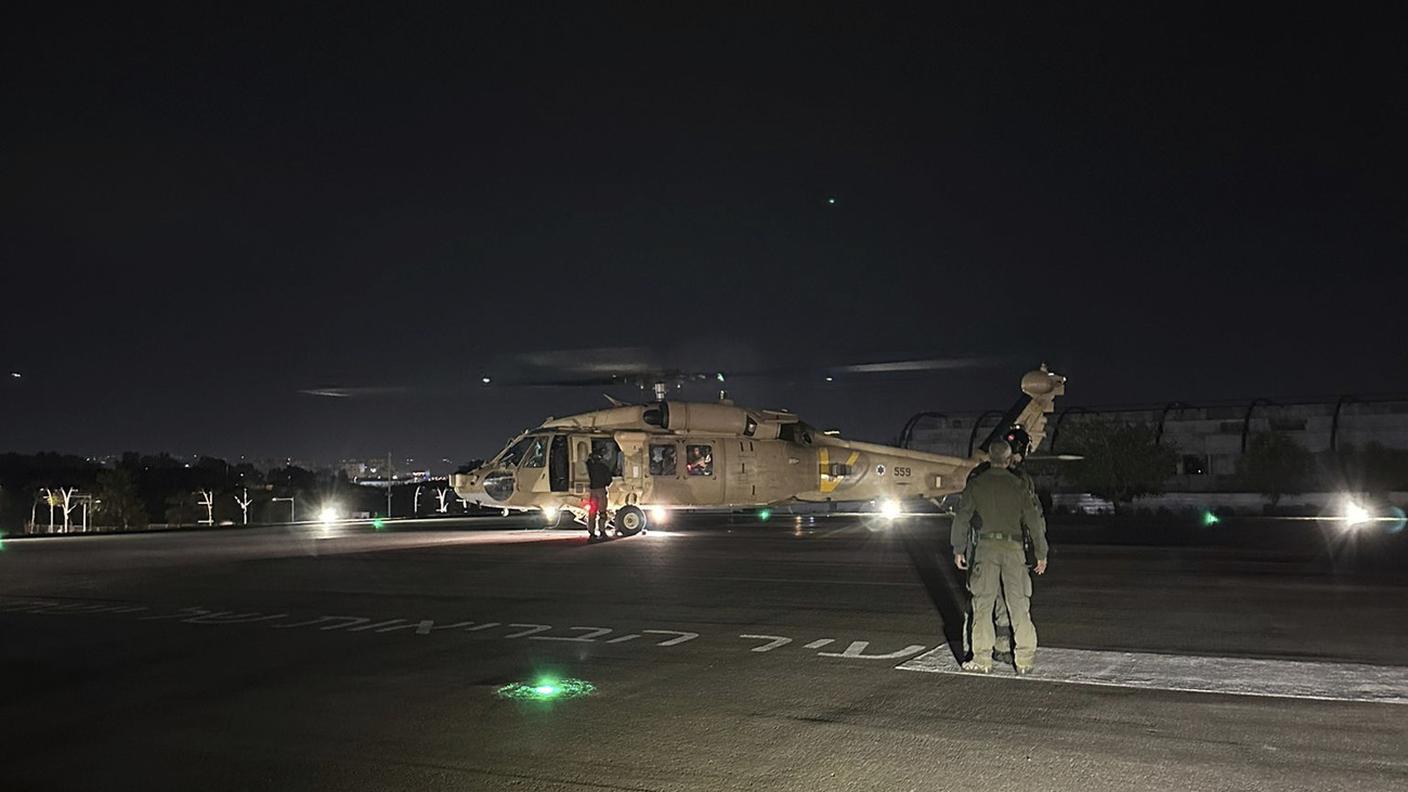L'elicottero dell'aviazione israeliana che ha portato i due ostaggi liberati al centro medico di Sheba