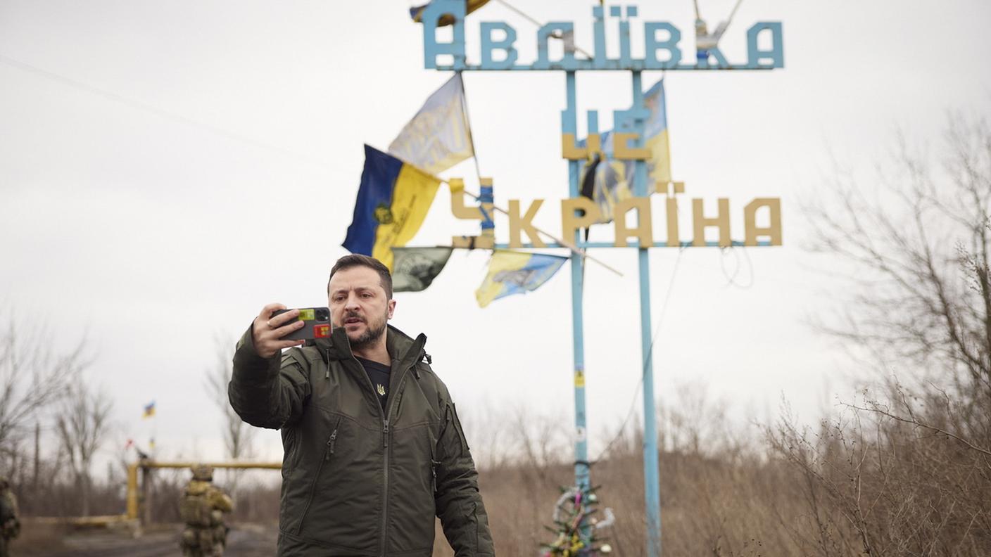 Era il 29 di dicembre del 2023: Zelensky scattava un selfie ad Avdiivka. Oggi la città è in mano russa