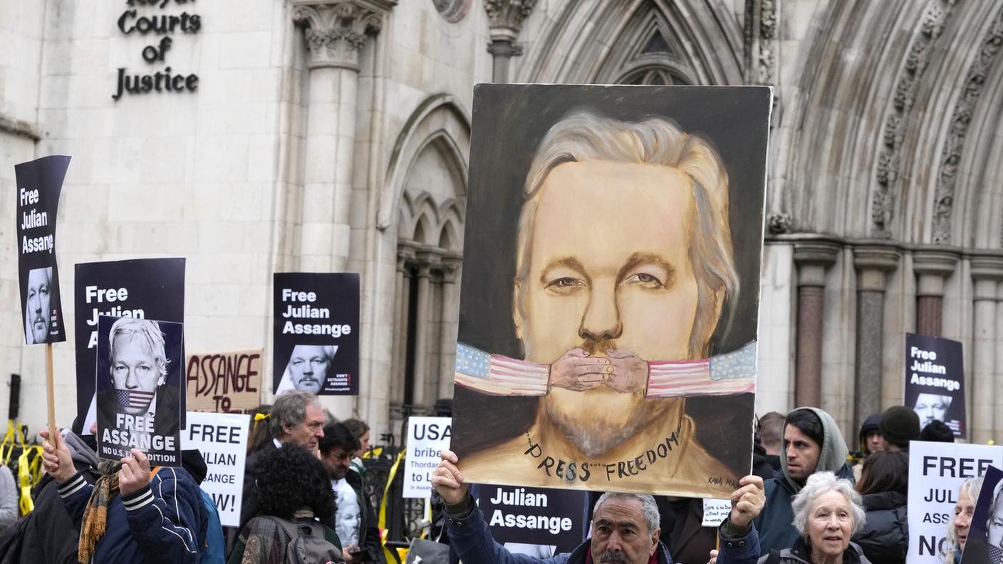 I dimostranti a sostegno di Julian Assange riuniti davanti alla sede dell'Alta Corte britannica martedì