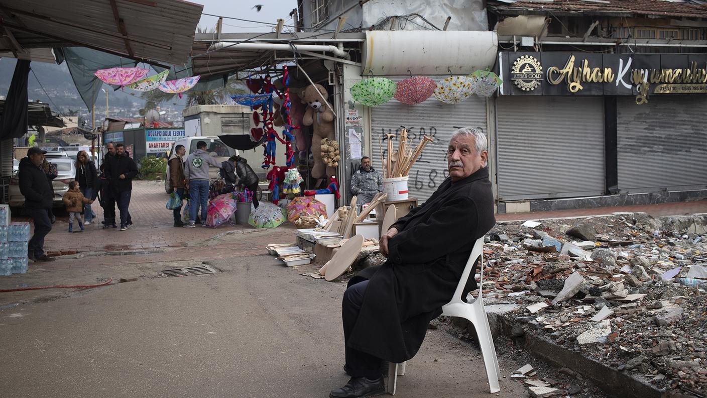 Tra mille difficoltà, la vita riprende anche ad Antiochia, forse la città più duramente colpita dal
terremoto. Simbolo della resilienza di questo luogo è il suo storico mercato coperto che ha riaperto i
battenti.