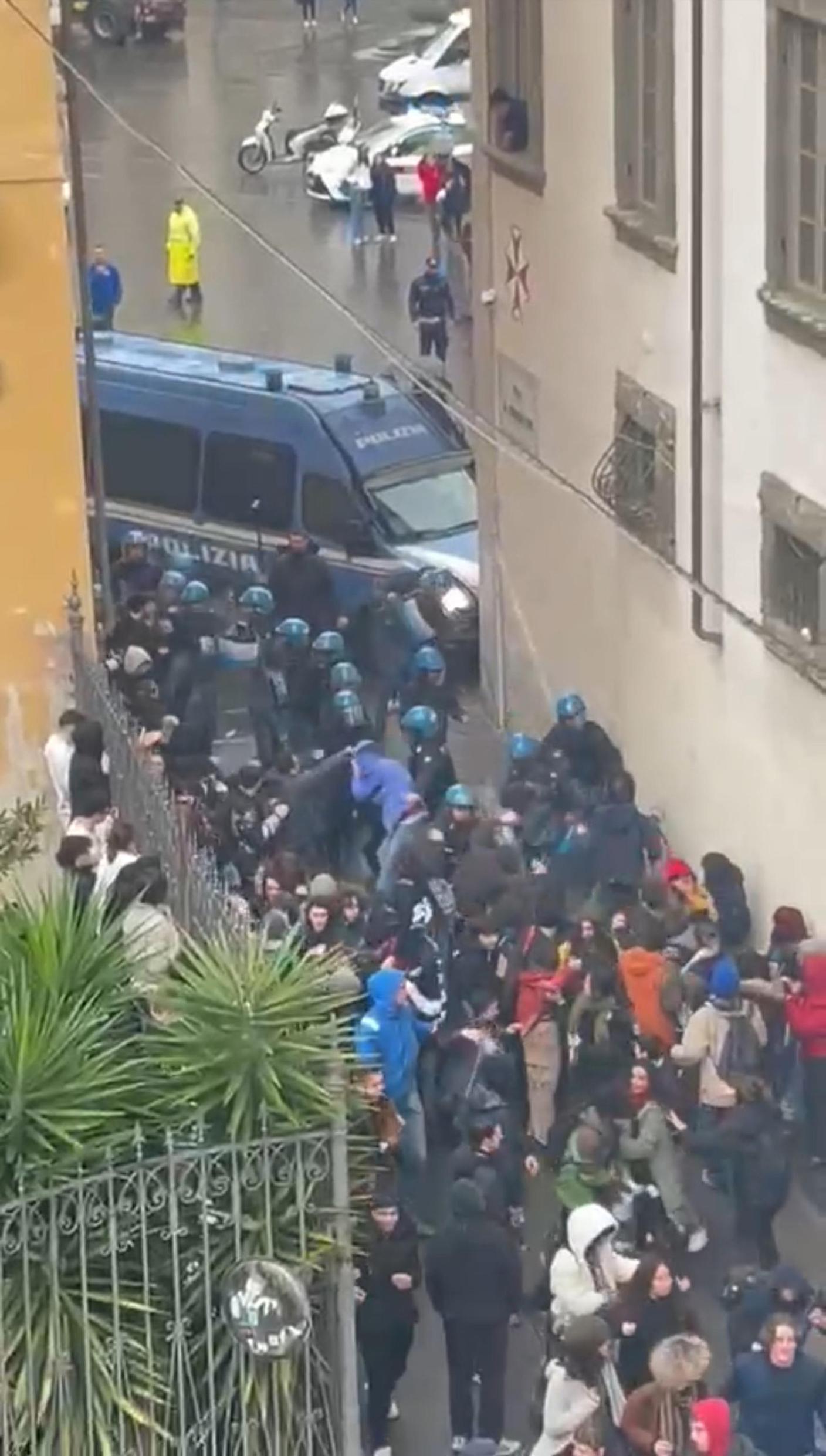 Piazza dei Cavalieri: i poliziotti schierati a protezione di uno degli accessi alla piazza hanno caricato gli studenti che stavo cercando di oltrepassare lo sbarramento
