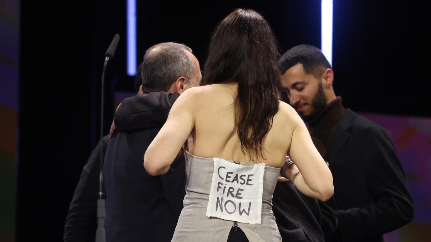 "Cessate il fuoco ORA", dice il biglietto mostrato durante la premiazione della Berlinale