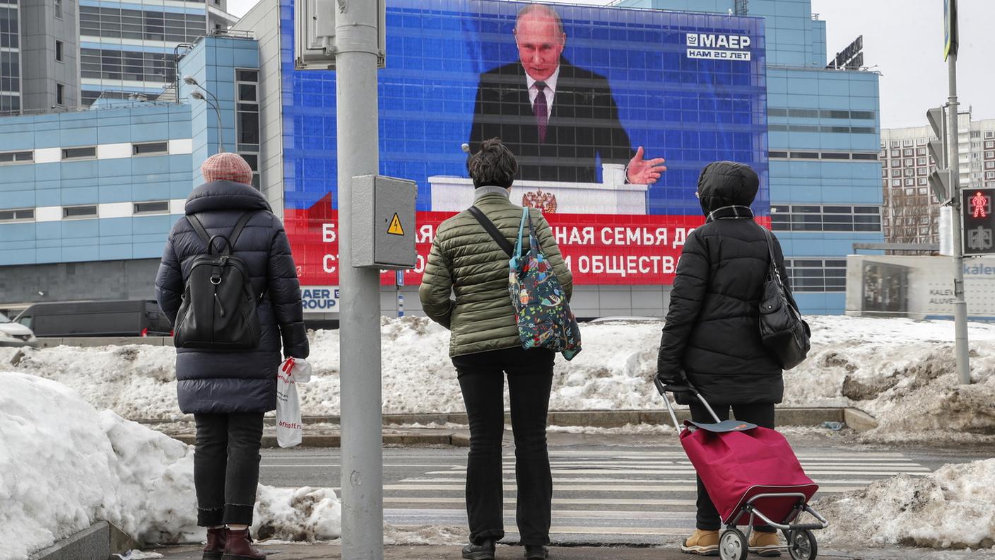 Grande schermo per il discorso di Putin alla nazione