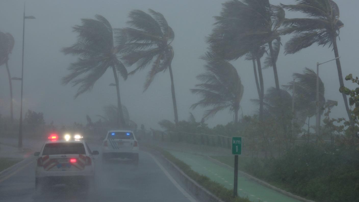 Veicoli di soccorso a San Juan di Portorico, investita dall'uragano