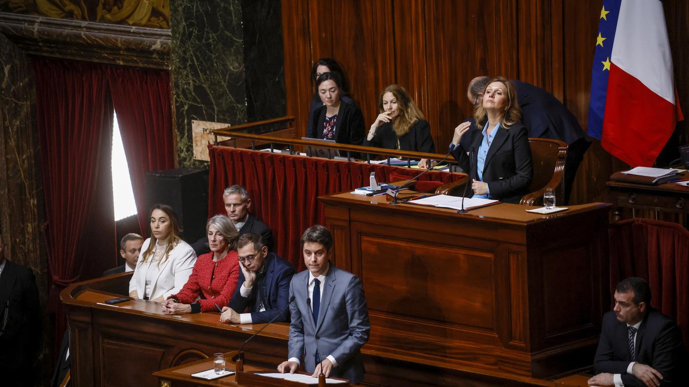 Il premier francese Gabriel Attal, durante il Congresso a Versailles. Dietro di lui Yael Braun-Pivet, prima donna presidente del Congresso