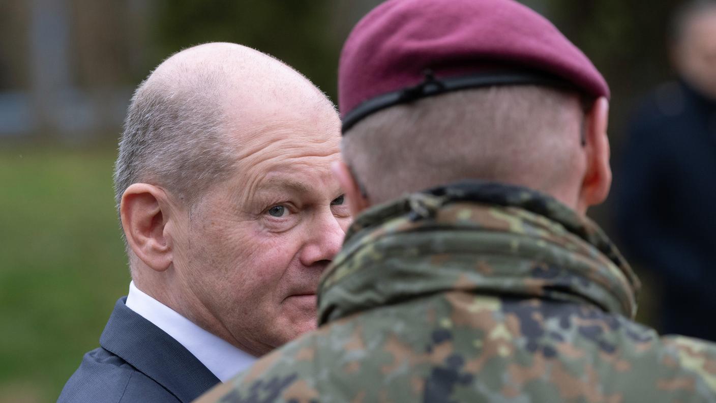 Il cancelliere Olaf Scholz con un generale dell'esercito tedesco 