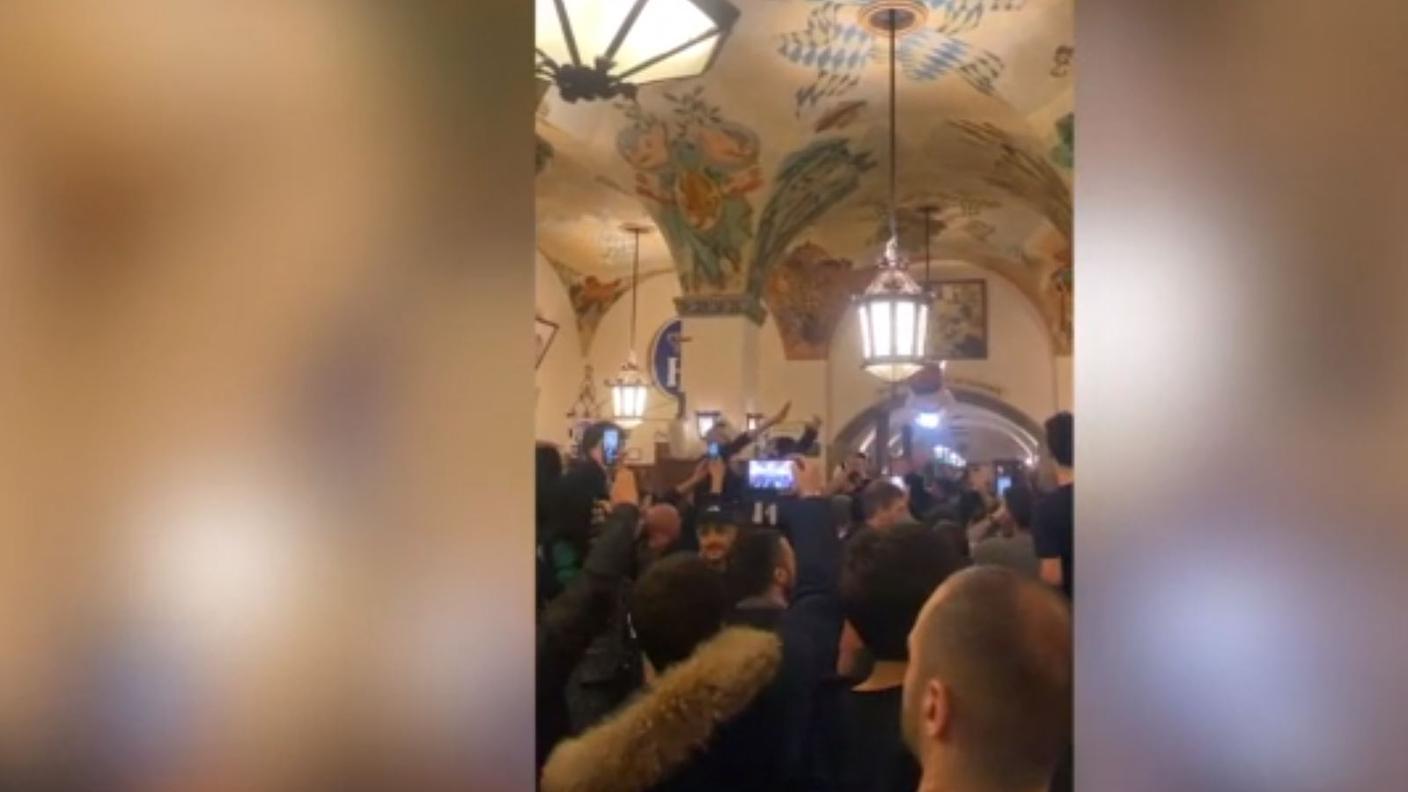 Un frame del video di Repubblica con i tifosi che fanno il saluto nazi-fascista nella birreria di Monaco