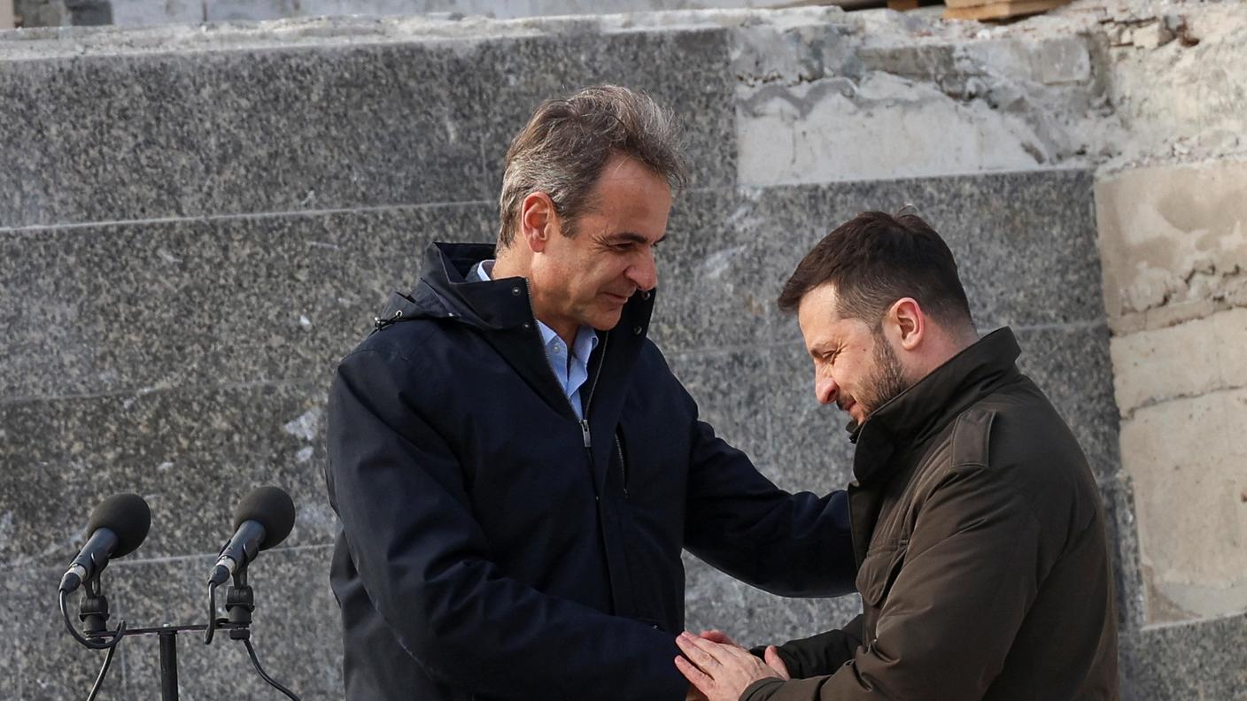 La stretta di mano, dopo lo scampato pericolo a Odessa, tra il premier greco Mitsotakis e il presidente ucraino Zelensky