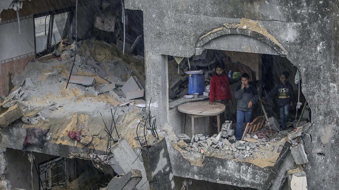 Bambini palestinesi nella loro casa distrutta da un attacco israeliano