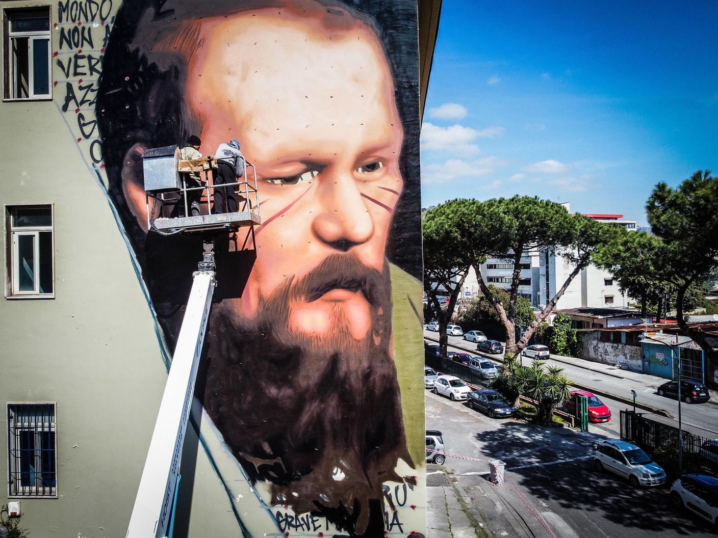 Il murale di Jorit a Napoli, nel marzo 2022, con il volto dello scrittore russo Fëdor Dostoevskij fu elogiato dallo stesso Putin