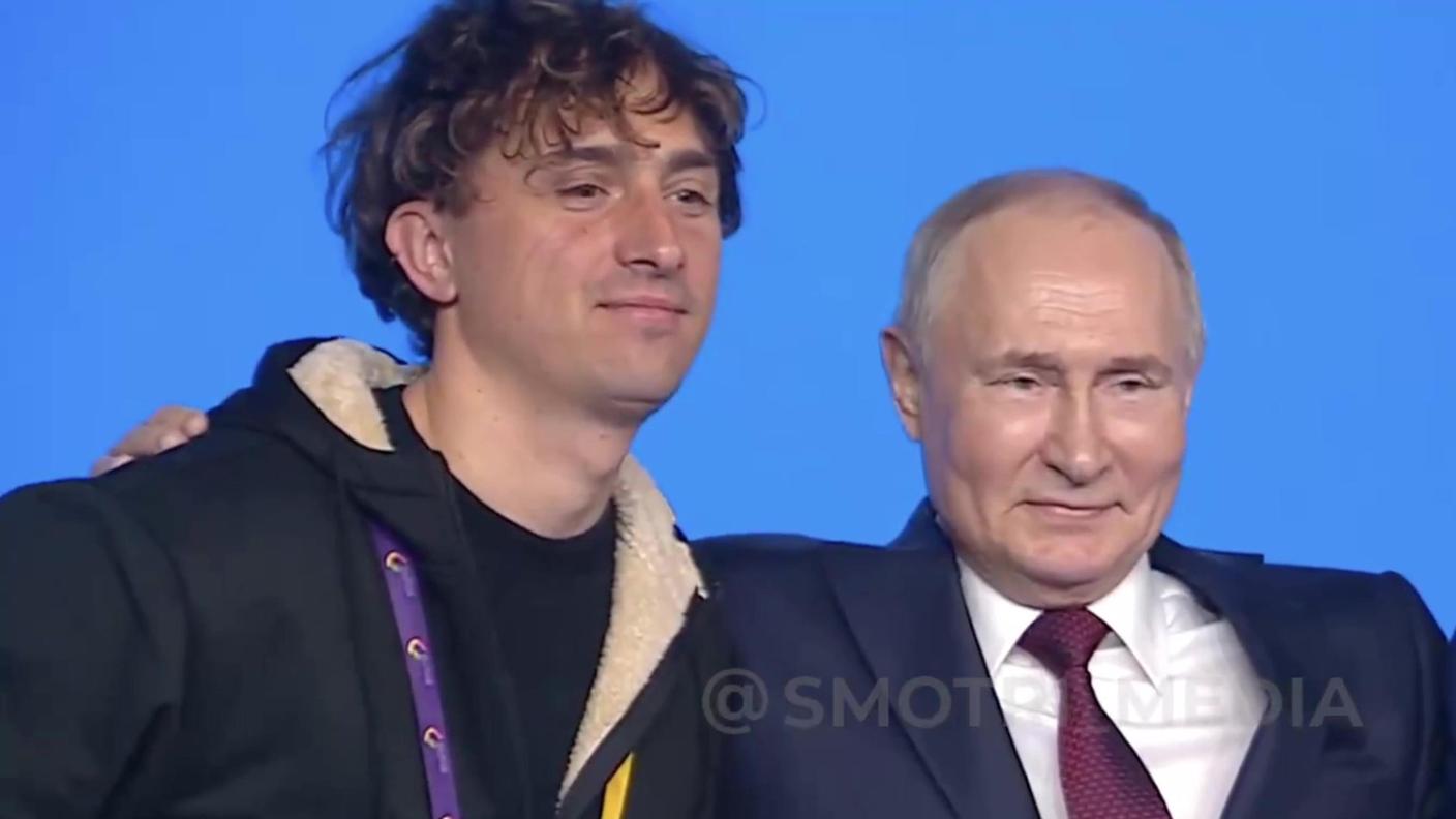 L'abbraccio a Sochi tra lo street artist partenopeo Jorit e il presidente russo Vladimir Putin 