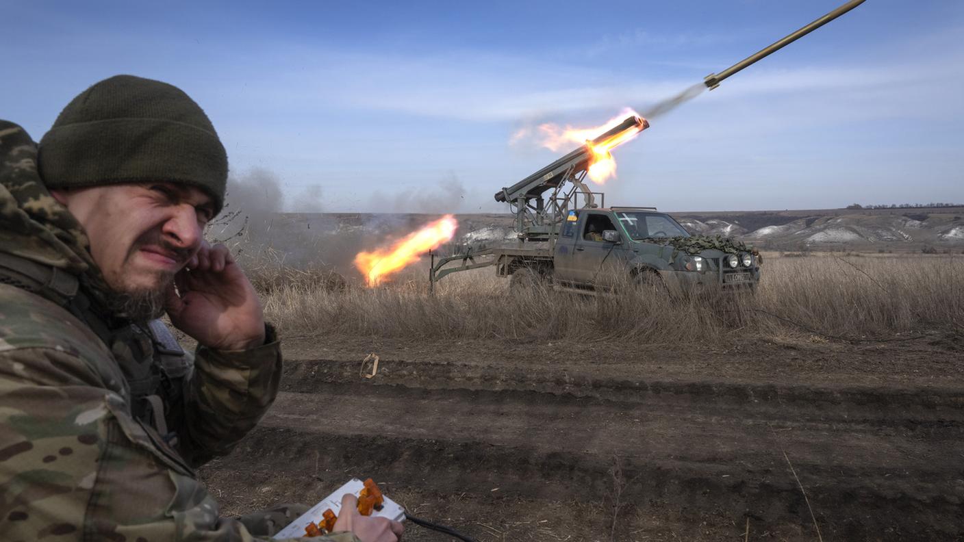 Lancio di razzi ucraini contro i russi vicino a Bakhmut, regione di Donetsk (Ucraina)