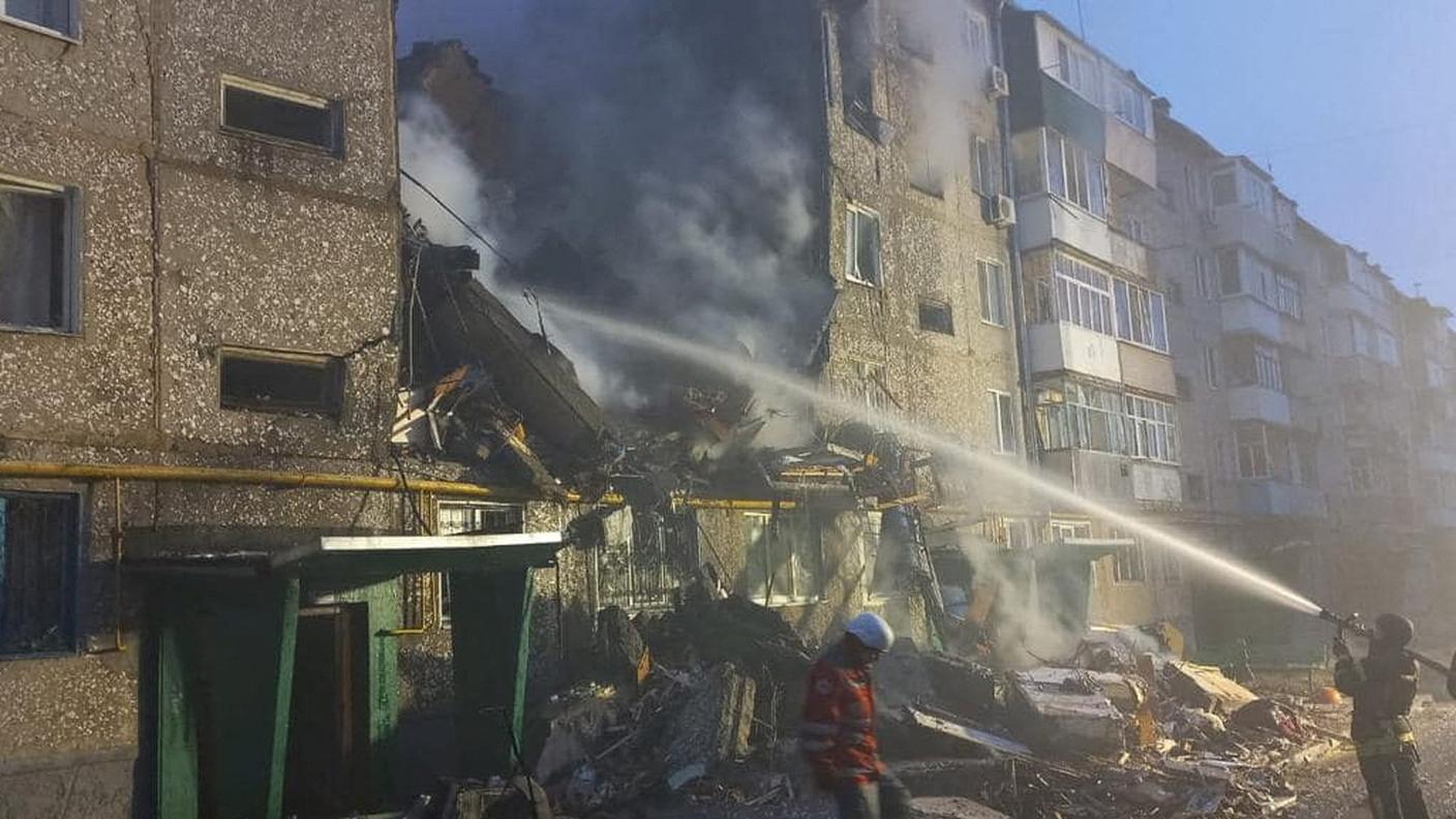 Pompieri in azione nella città di Sumy per spegnere l'incendio provocato da un drone russo