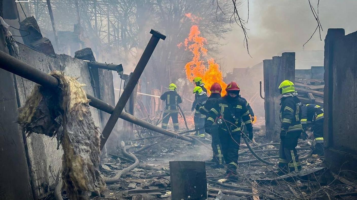 Soccorritori ucraini intervenuti dopo il bombardamento russo nel centro urbano di Odessa venerdì
