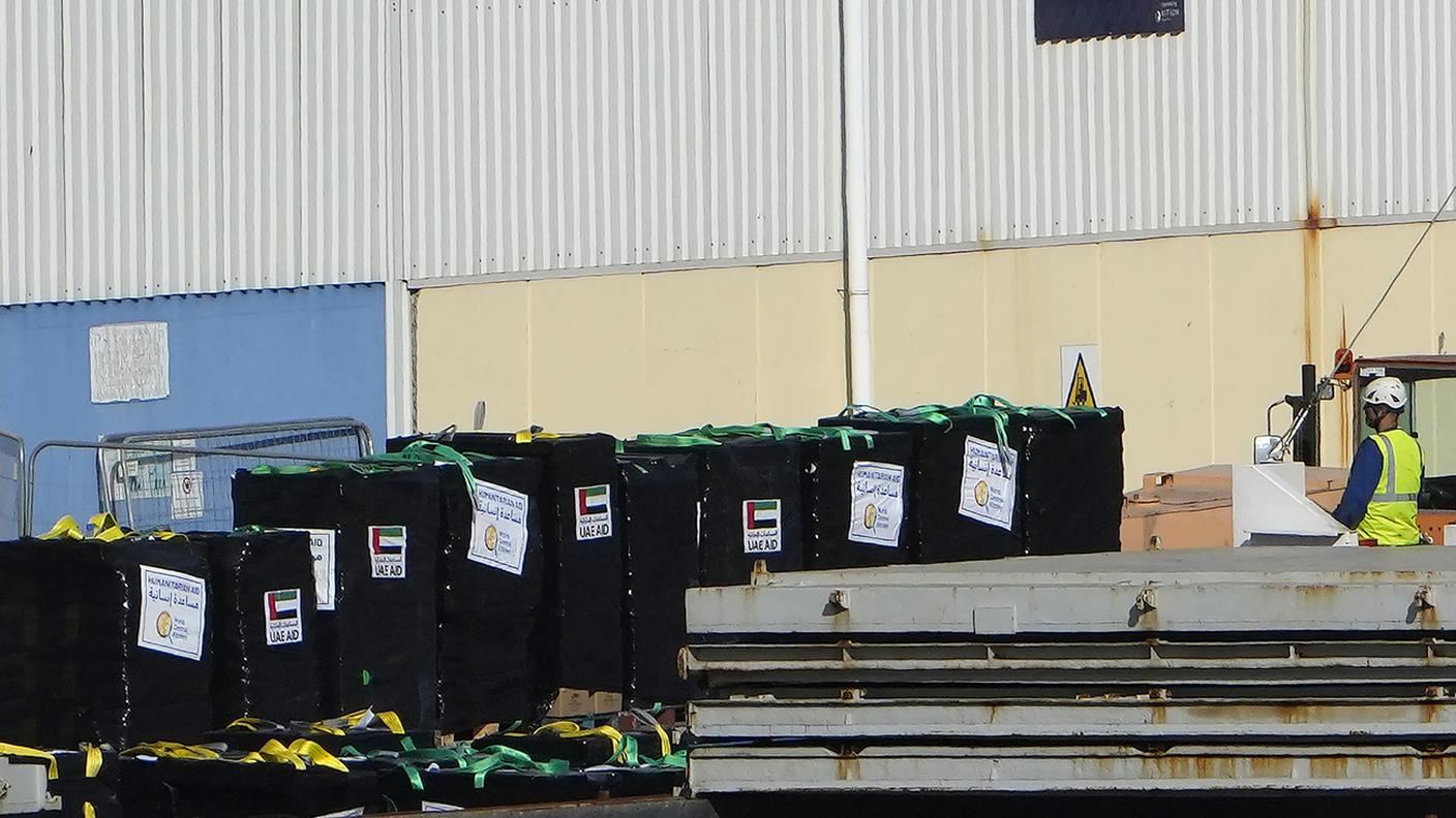I container con gli aiuti umanitari