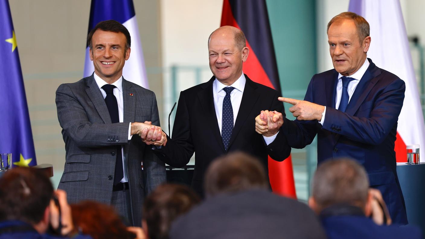Il "triangolo di Weimar", da sinistra Emmanuel Macron, Olaf Scholz e Donald Tusk